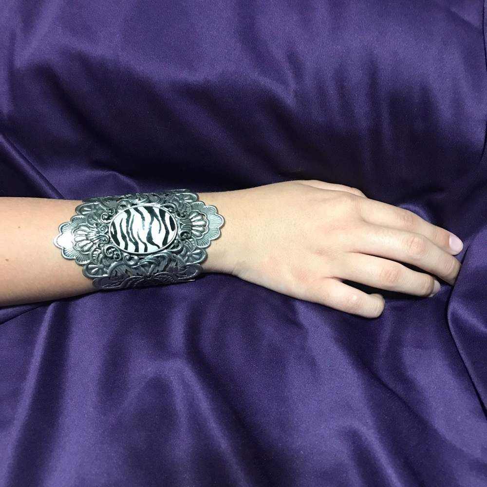 Very Unique Cuff Bracelet - Picture 4 of 4
